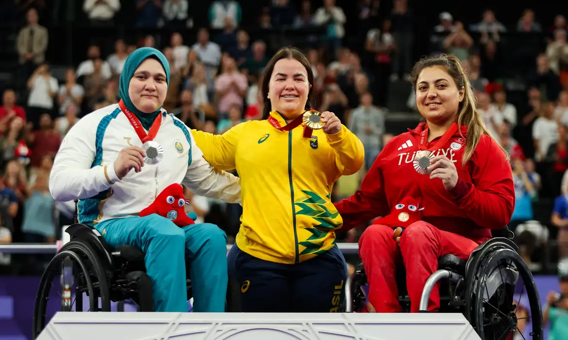 Mariana D’Andrea bate recorde e fica com ouro no halterofilismo, em Paris