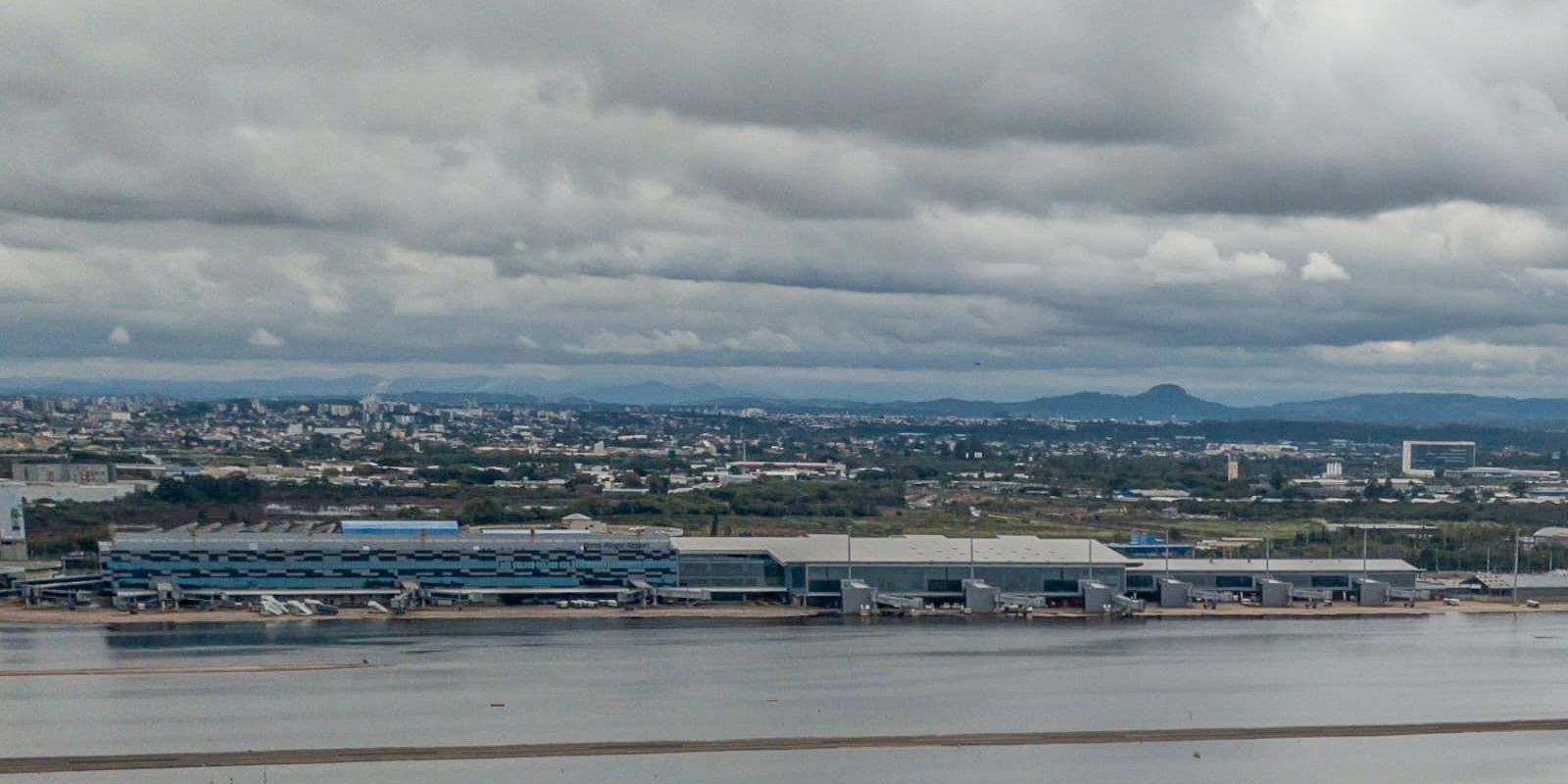 Após enchentes, Aeroporto Salgado Filho reabre nesta segunda no RS