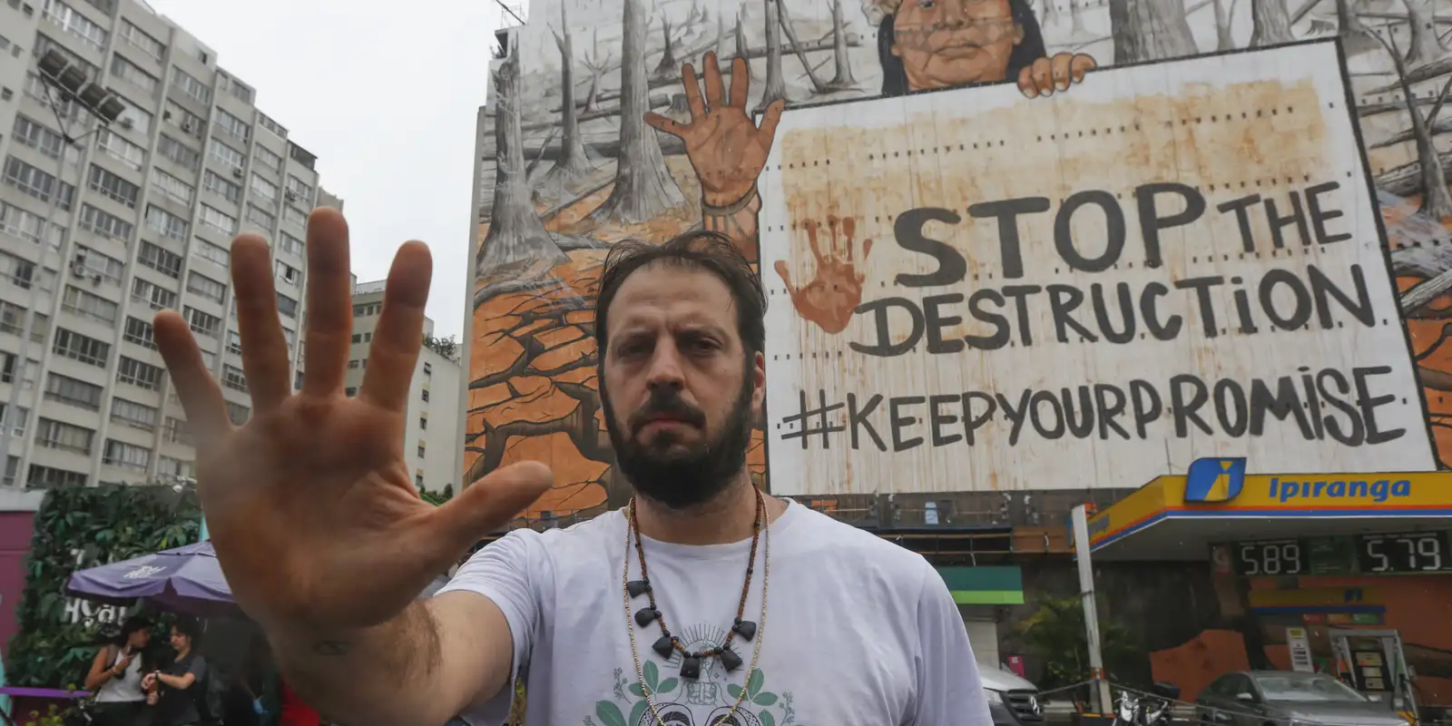 Cinzas de queimadas e lama do RS formam mural em São Paulo