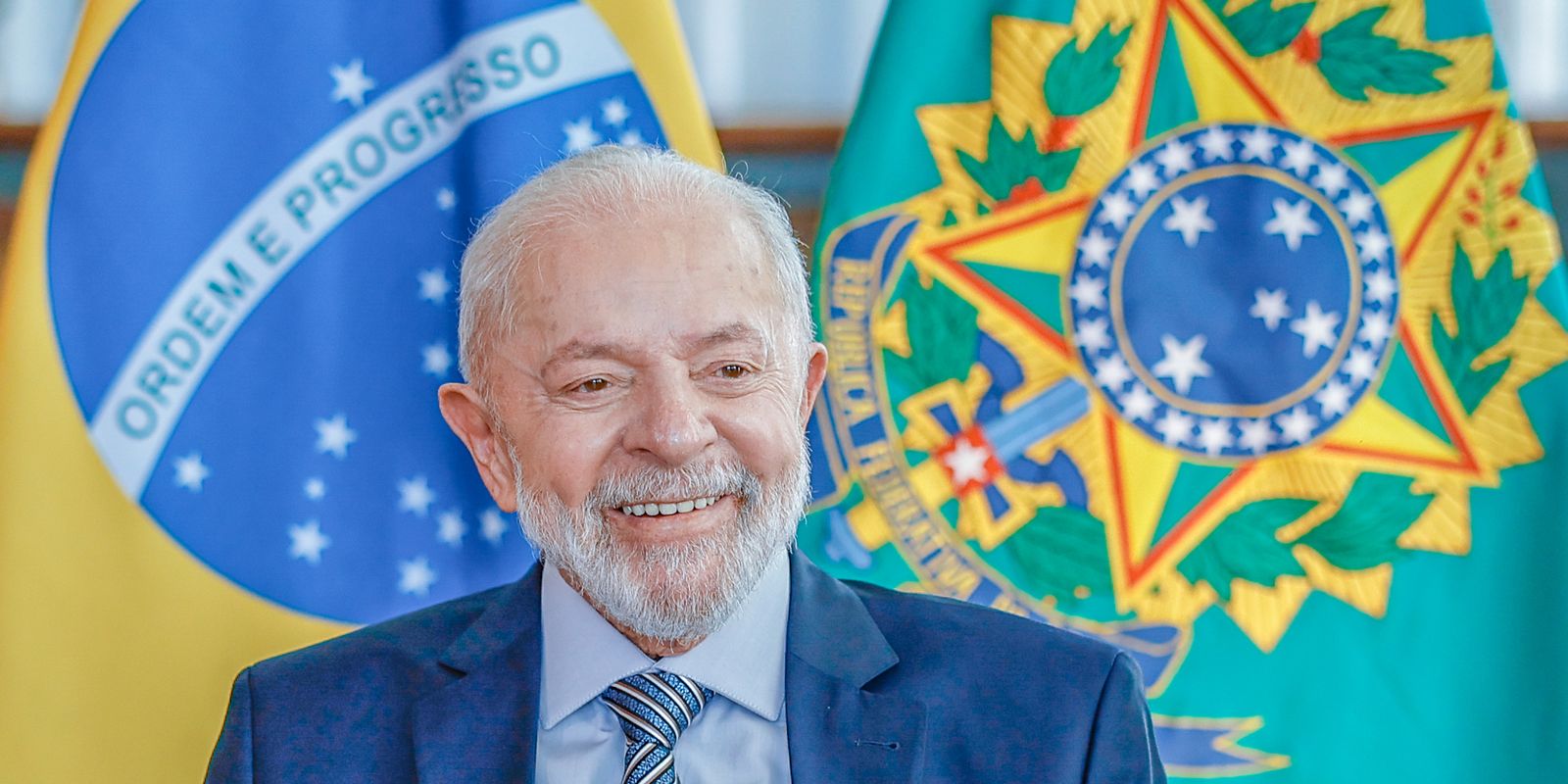 Lula desembarca em Brasília após problema com avião no México