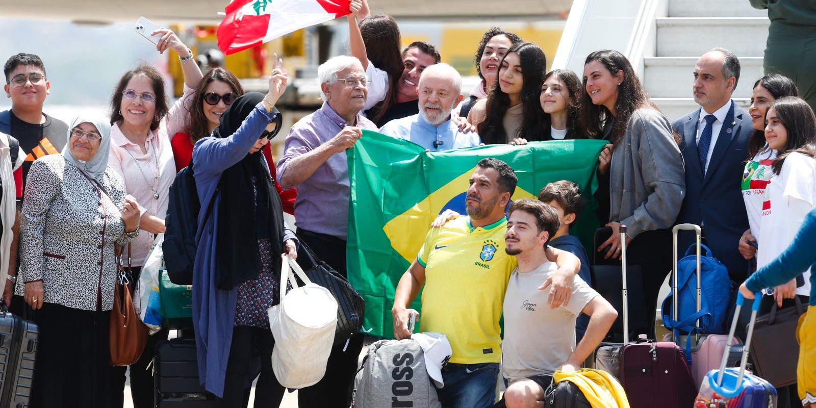 Repatriados do Líbano são recebidos por Lula em São Paulo