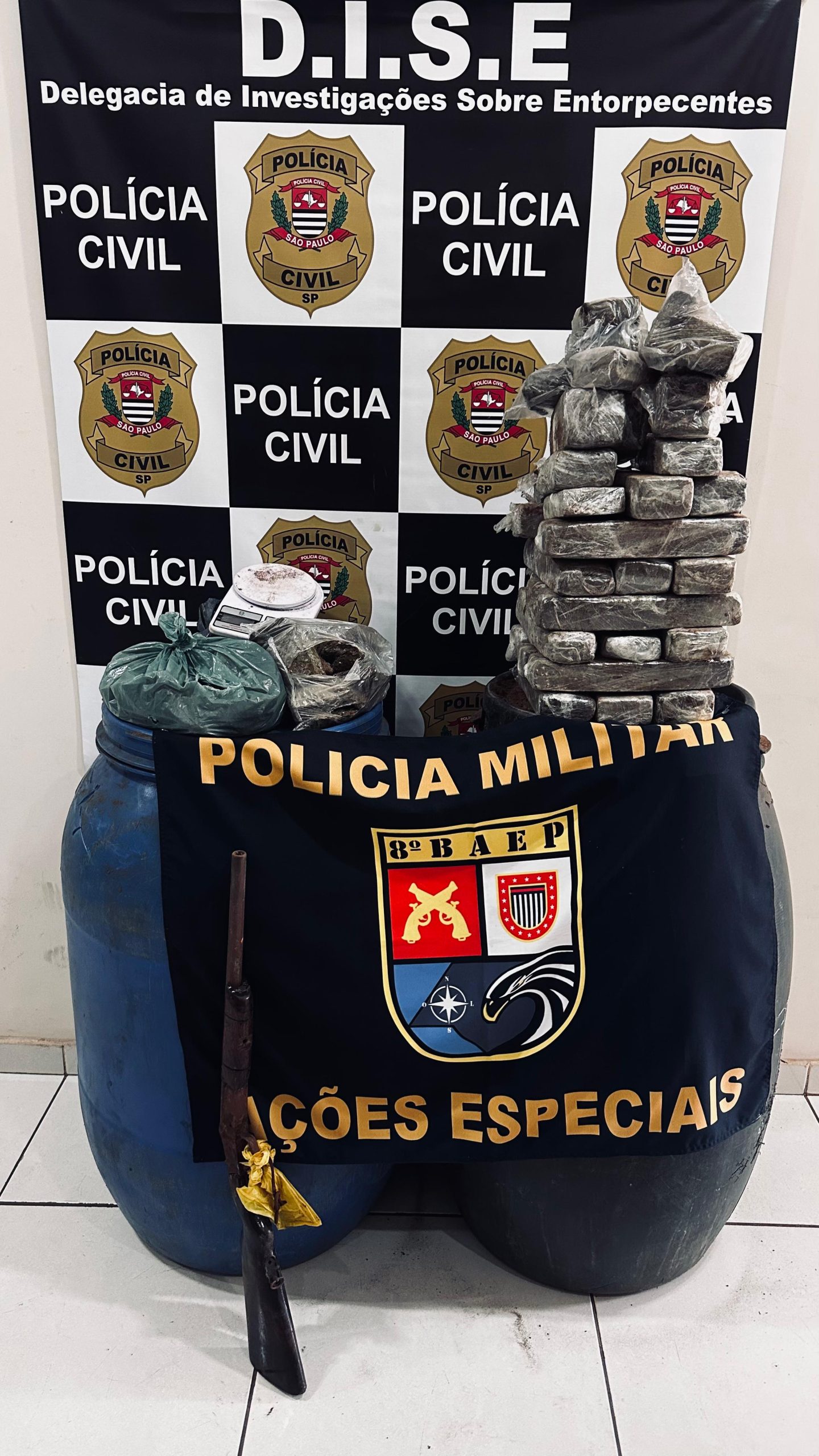 Polícia localiza na mata tonéis enterrados contendo drogas e armas