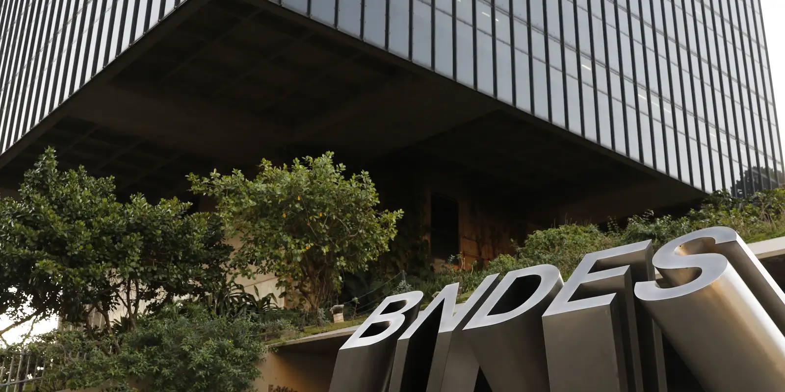 Crédito do BNDES para micro, pequenas e médias empresa sobe 46% no ano