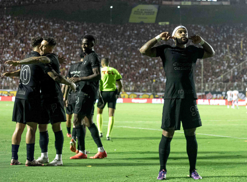 Corinthians vence o Vitória de virada e sobe para o 10º lugar no Brasileirão