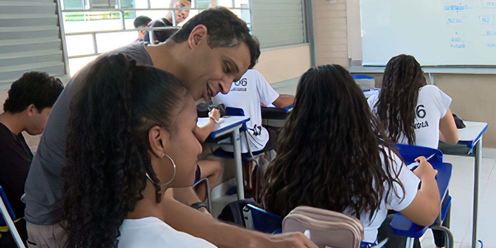 Câmara aprova projeto que restringe uso de celular em escolas