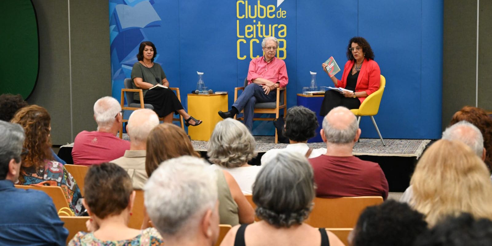 Clubes de livros estimulam leitura, vínculos e pensamento crítico