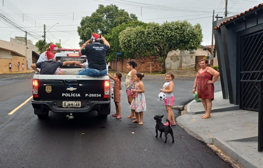 Polícia Civil e Mensageiros da Alegria entregam mais de mil brinquedos para crianças de Dracena e região