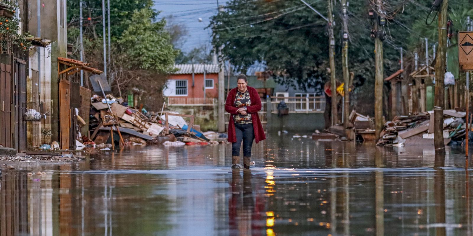 Porto Alegre recolhe 180 mil toneladas de resíduos após enchentes