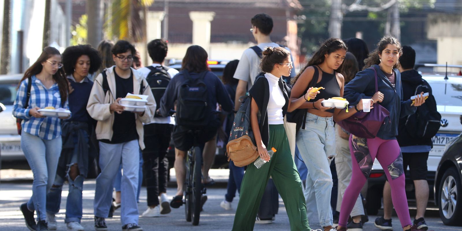 Trabalho de casa e filhos afastam jovens negras do emprego e do estudo