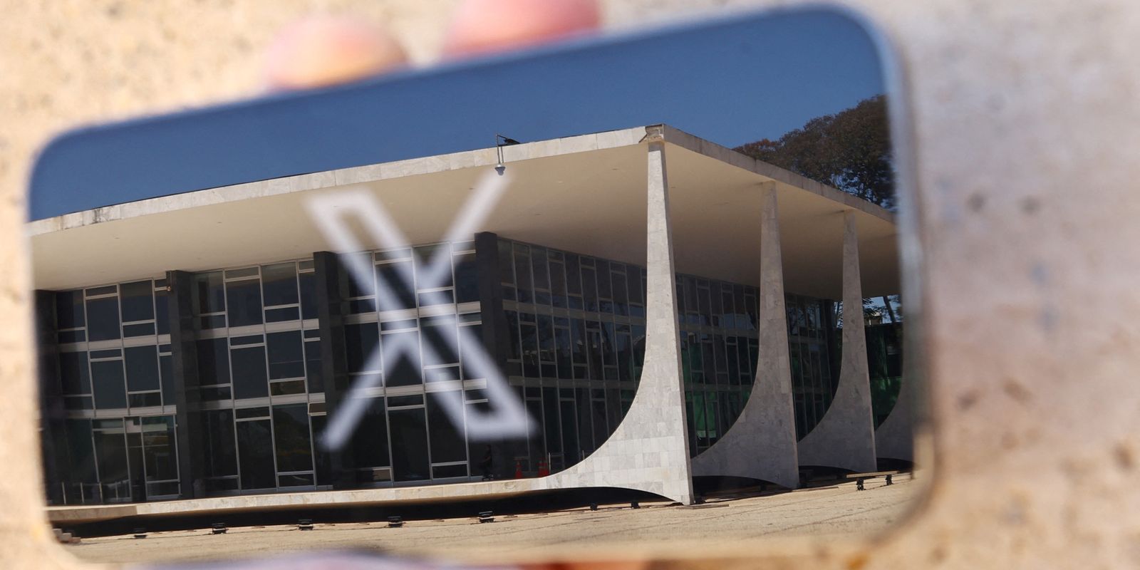 Rede X recorre ao STF contra suspensão de perfis de Carla Zambelli