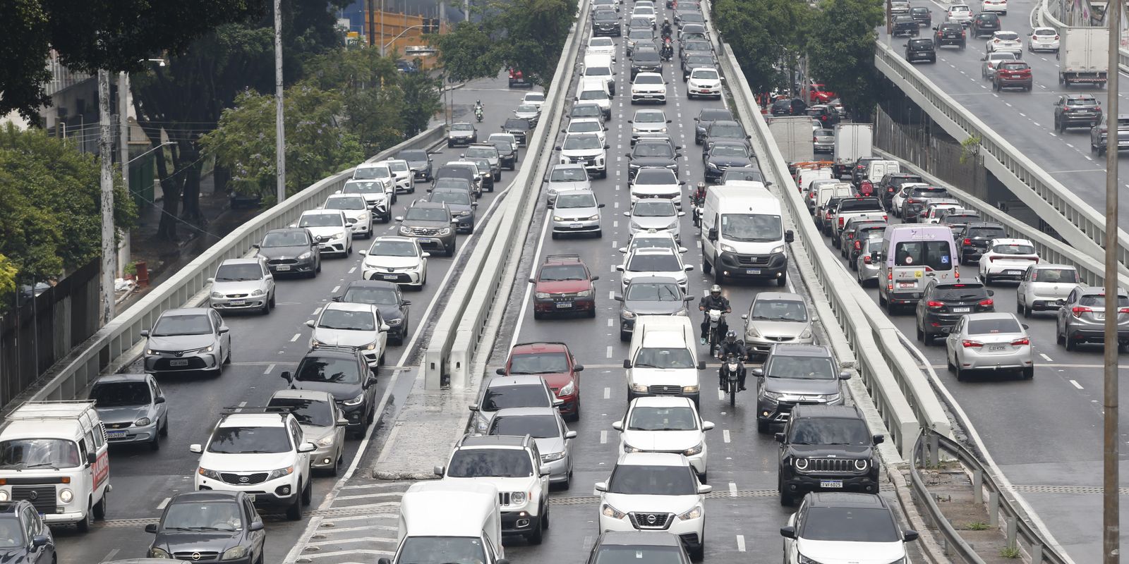 Marginal Tietê permanece interditada devido a buraco na pista central