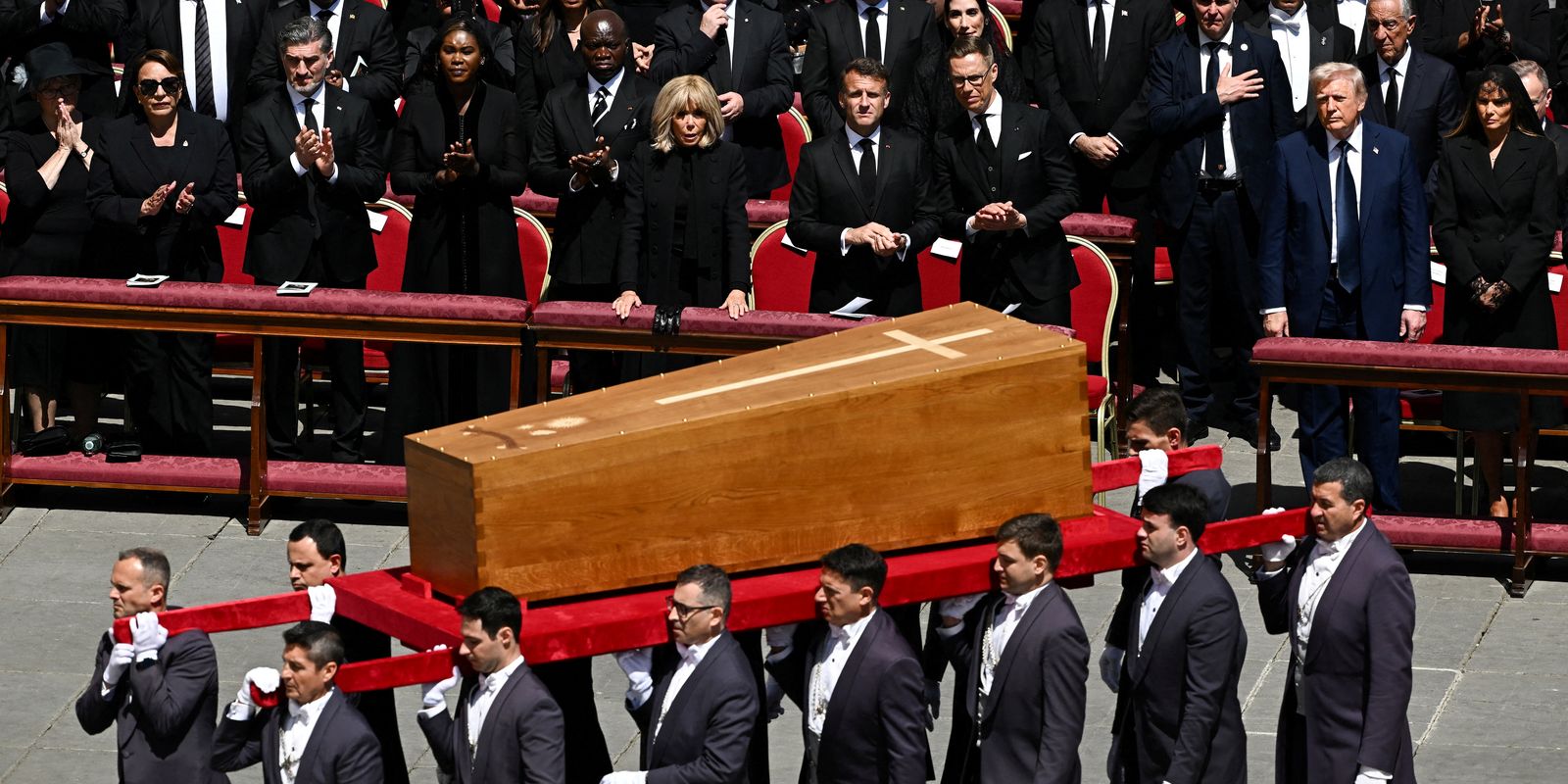 Corpo de papa Francisco é sepultado na Basílica de Santa Maria Maior