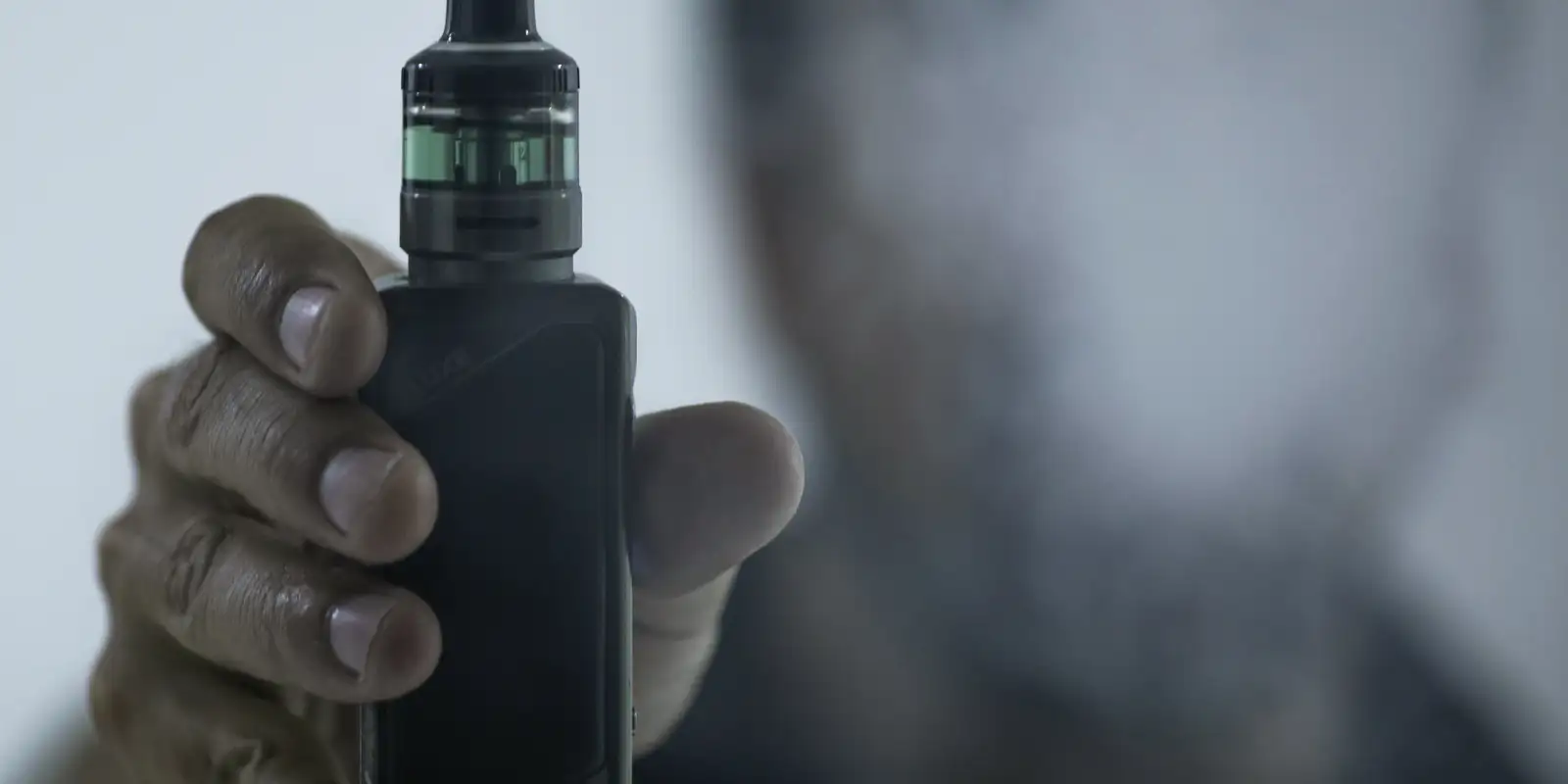 Plataformas devem remover propagandas de cigarros eletrônicos