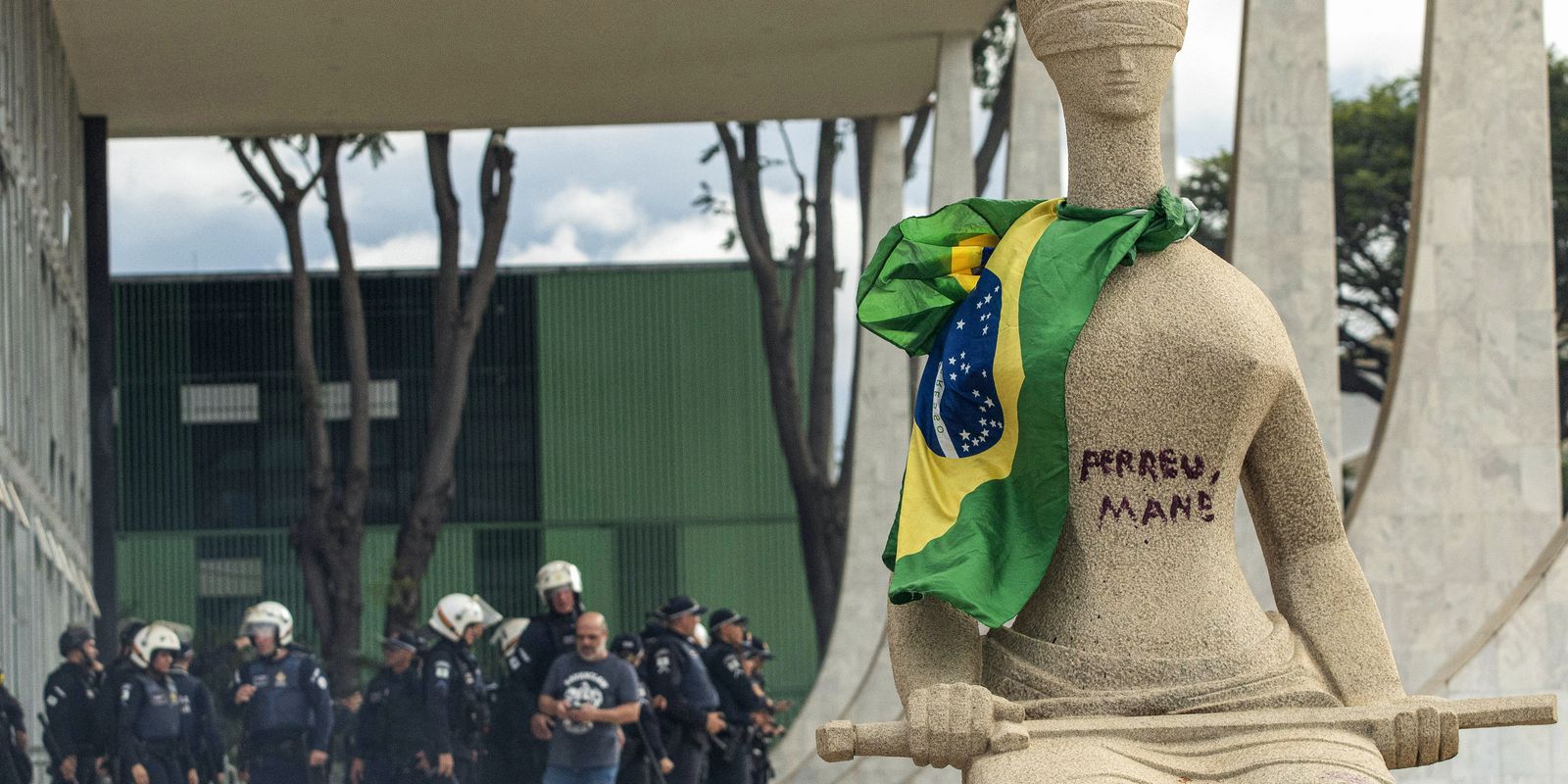 STF condena mulher que pichou estátua a 14 anos de prisão