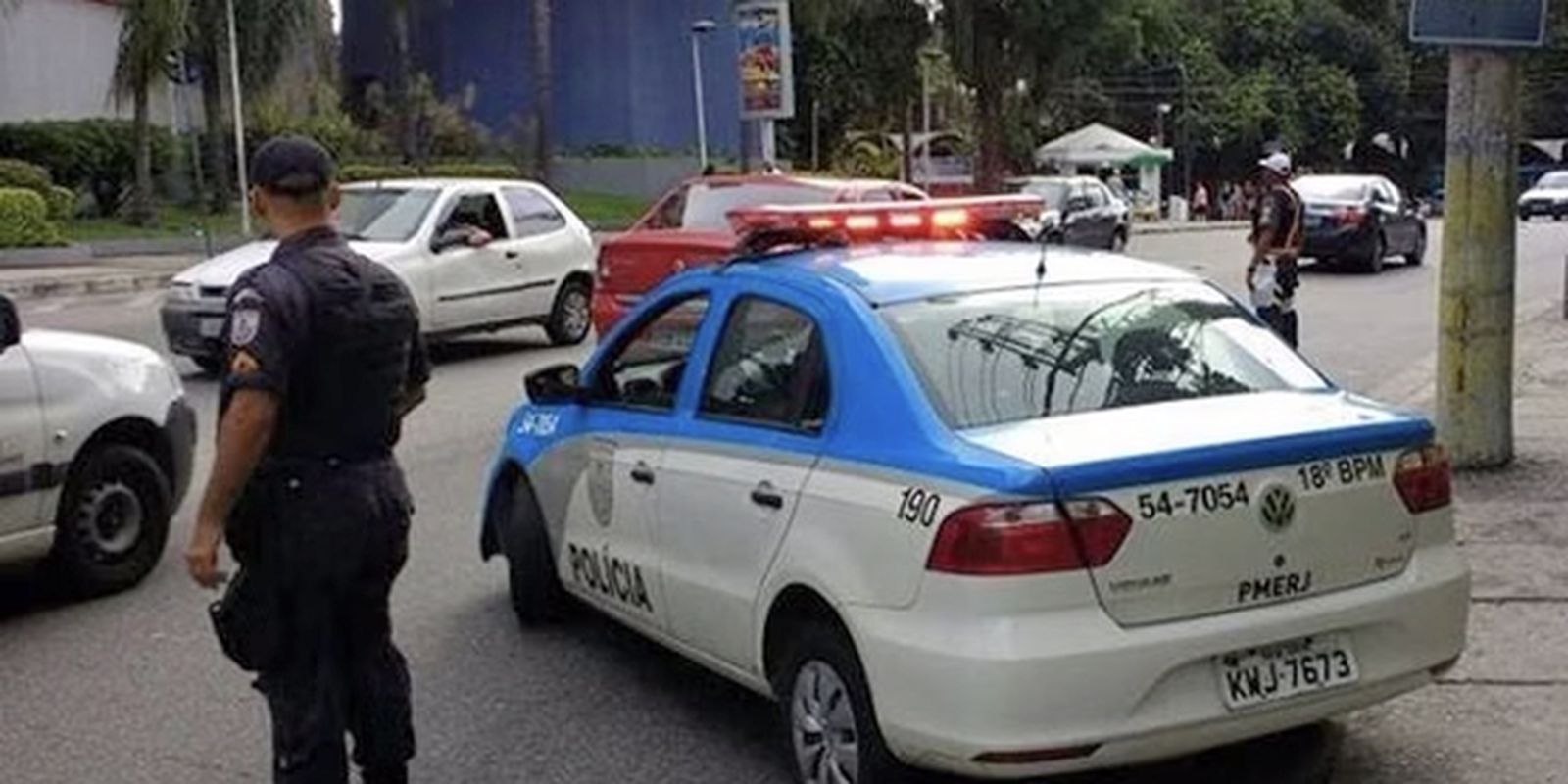 Traficantes sequestram sete ônibus e usam como barricadas no Rio