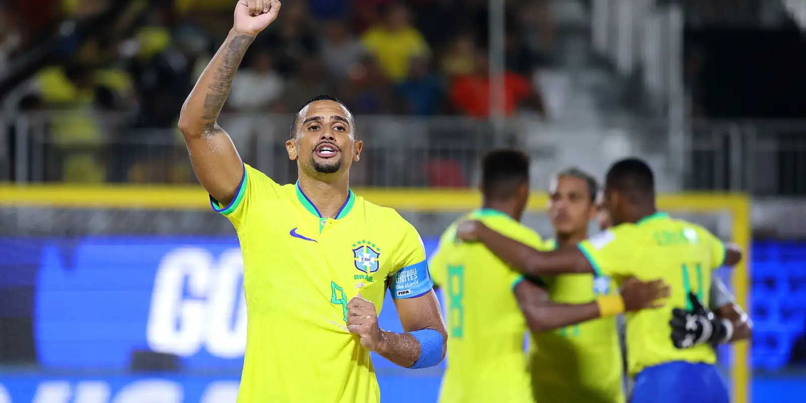 Brasil goleia Espanha e avança à semi do Mundial de futebol de areia