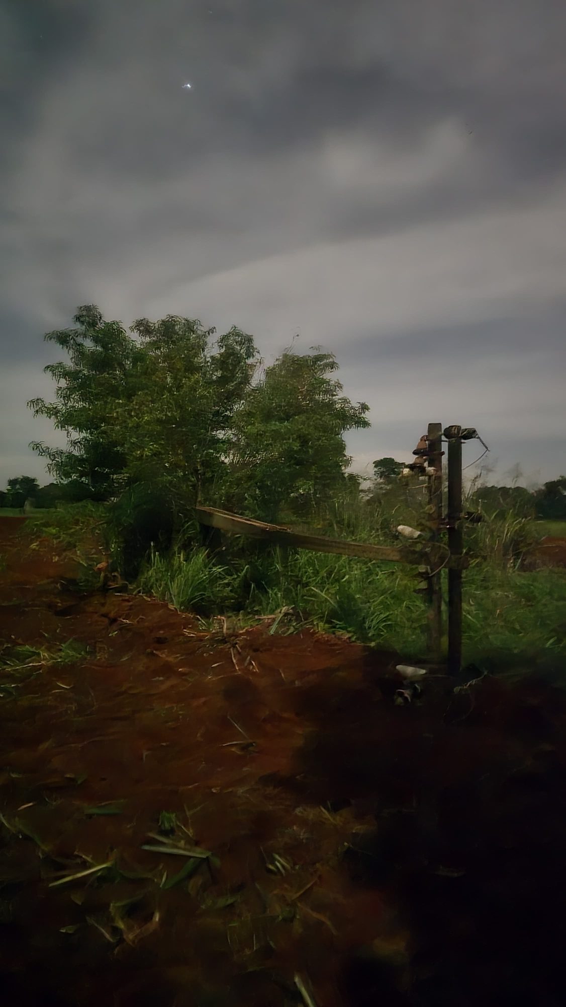 Trator derruba poste na zona rural e deixa 800 usuários sem energia em Rancharia