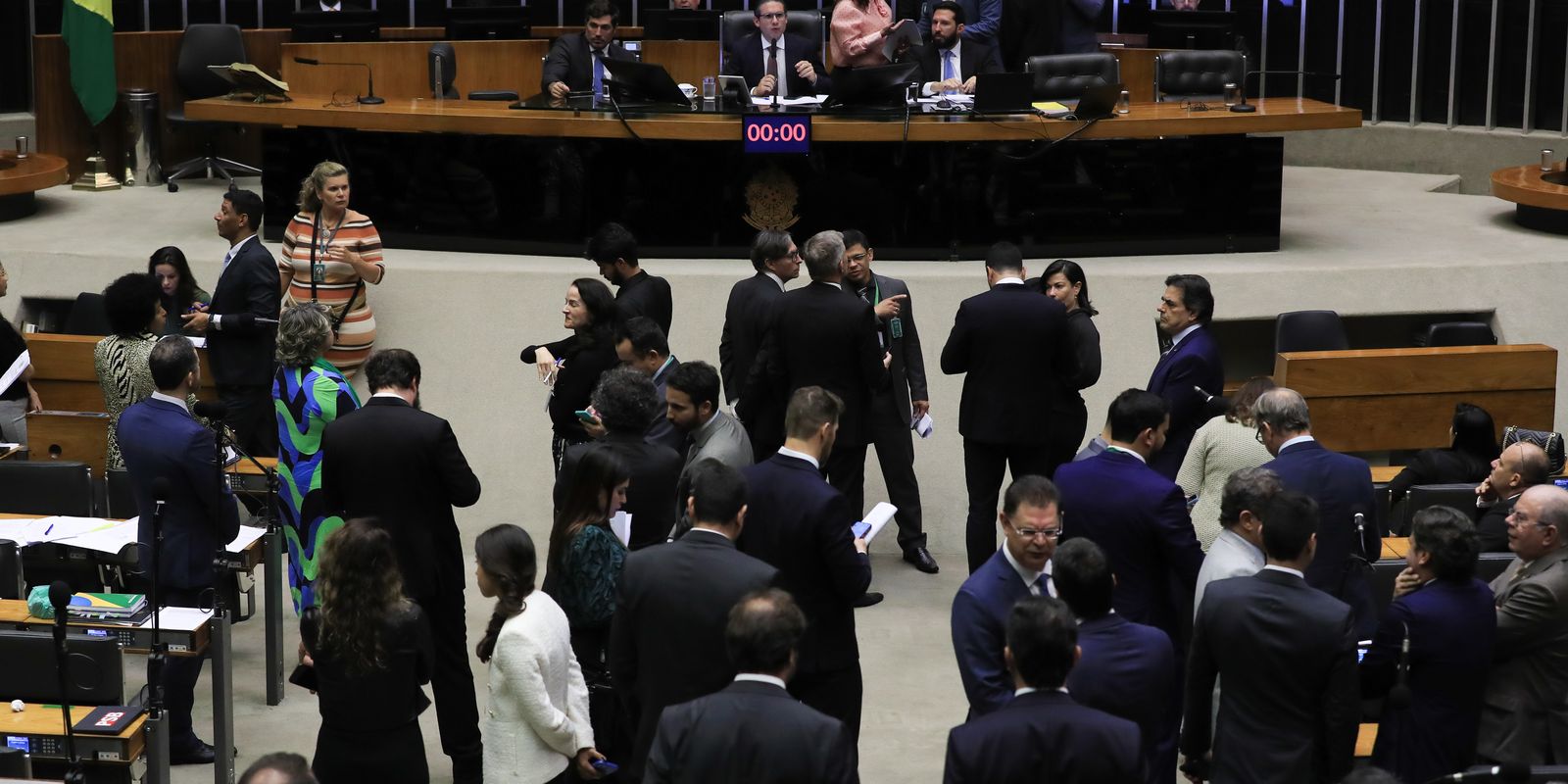 Governo não sabe se vai ao Supremo por IOF, diz AGU