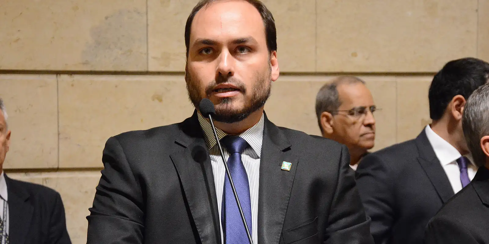 PF diz que Bolsonaro e Carlos integravam organização criminosa na Abin