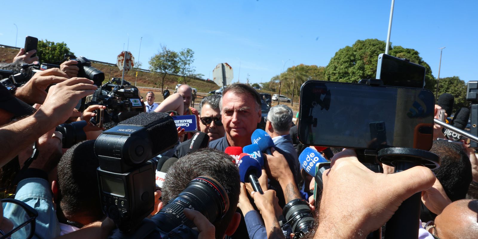 Bolsonaro nega ter descumprido proibição de uso de redes sociais