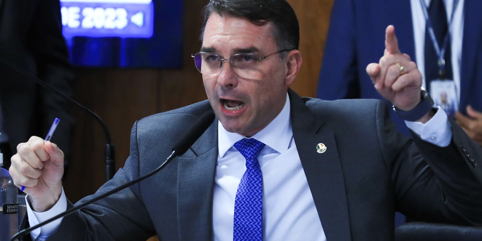 Flávio Bolsonaro desembarca na Europa durante operação na casa do pai