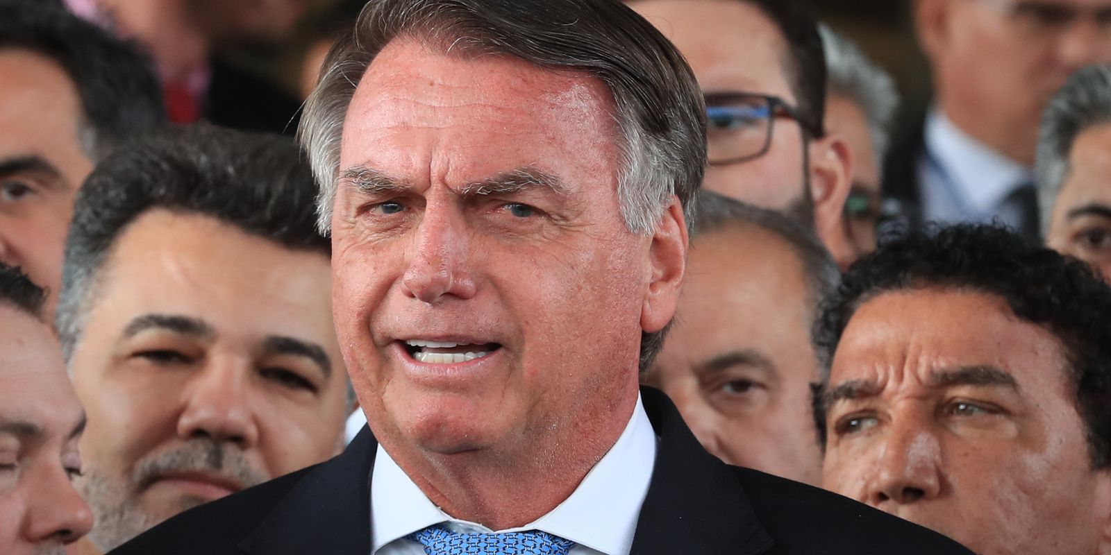 Moraes dá 24 horas para Bolsonaro explicar uso de redes sociais