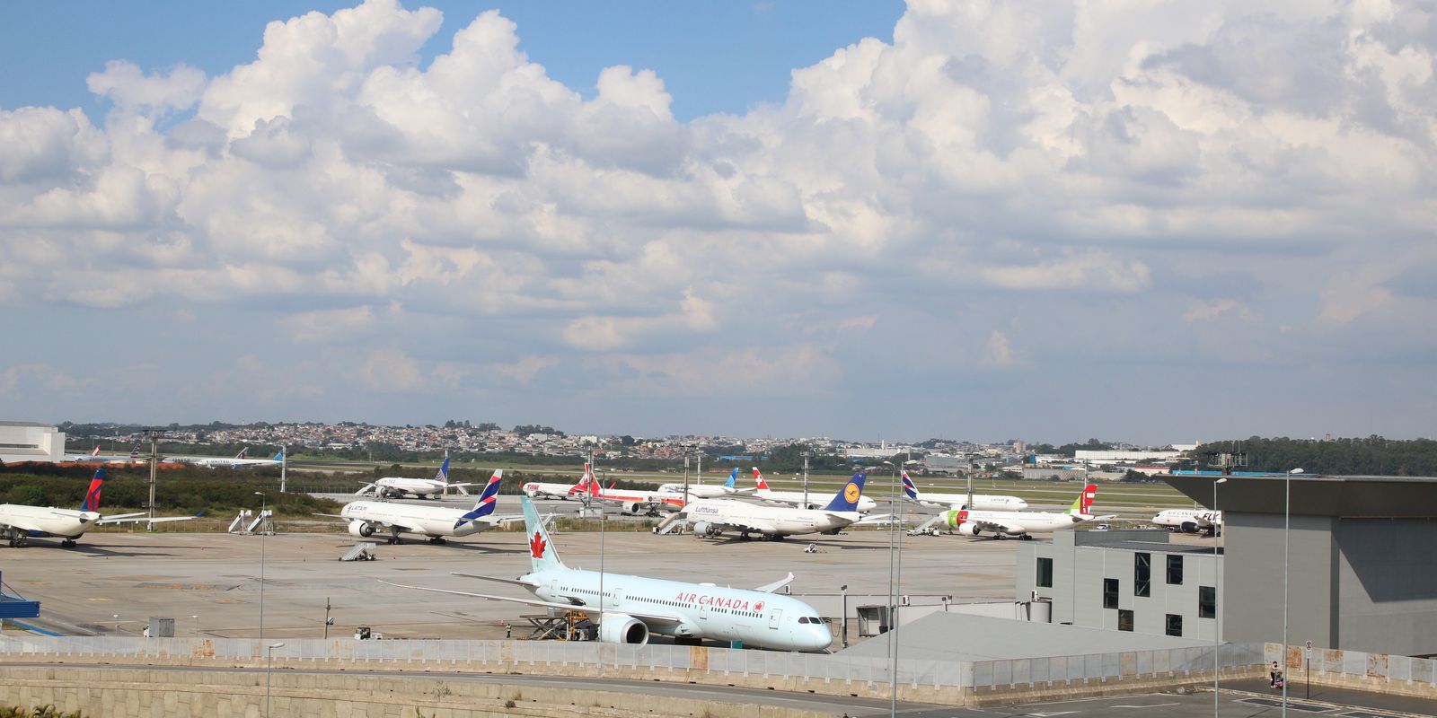 Aviões quase batem durante taxiamento no Aeroporto Internacional de SP