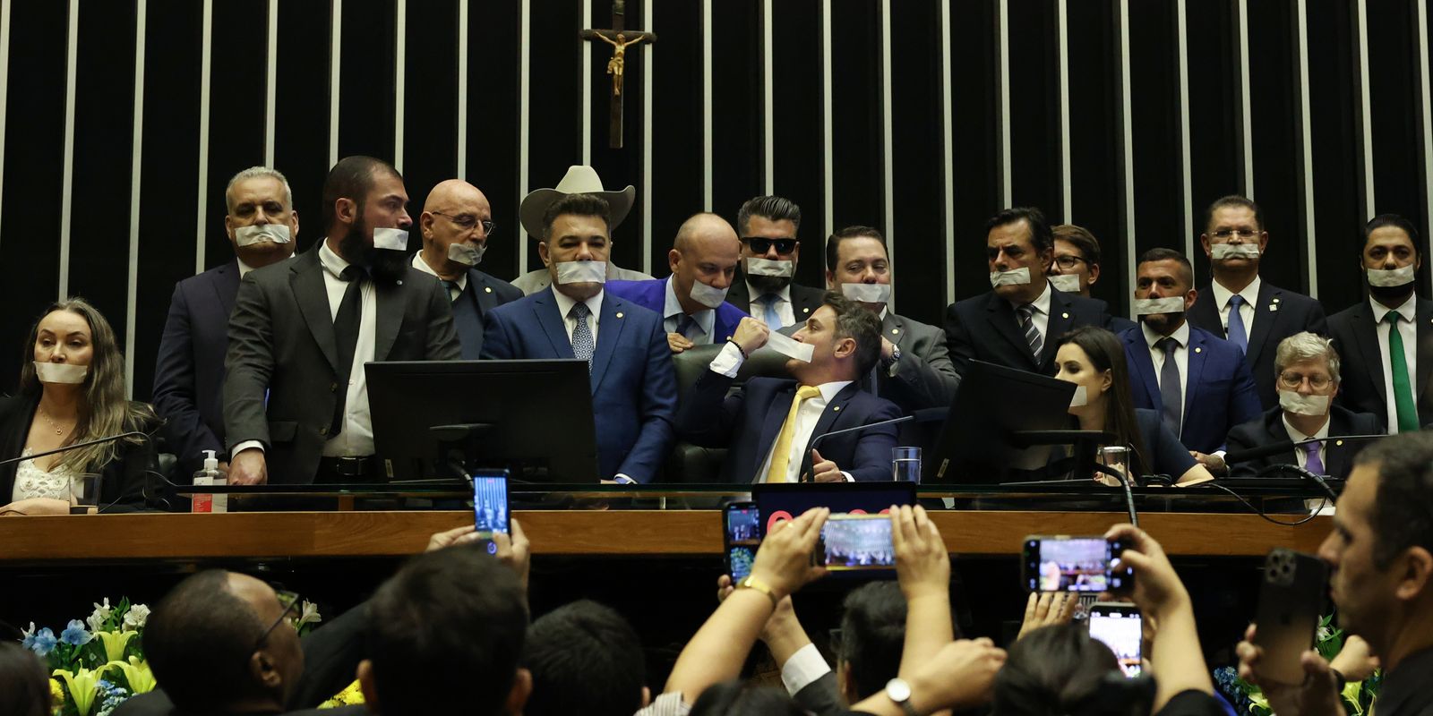 Câmara: base do governo chama ocupação do plenário de “chantagem”