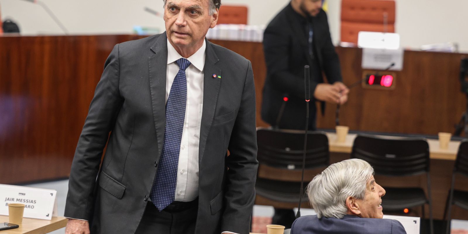Defesa de Bolsonaro recorre contra prisão domiciliar 