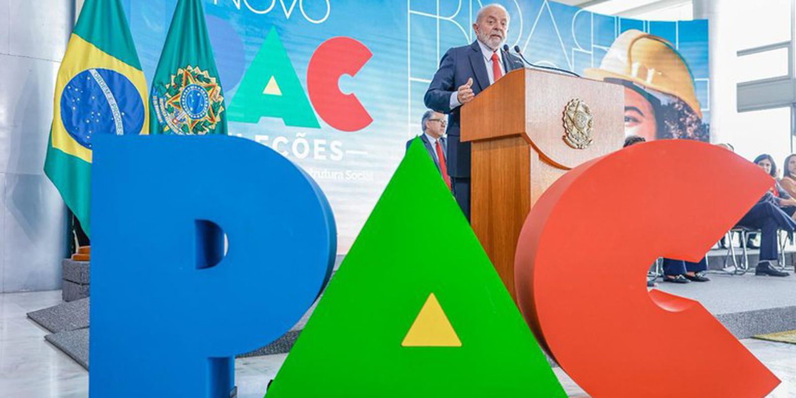 Lula anuncia R$ 9,7 bilhões para o transporte público