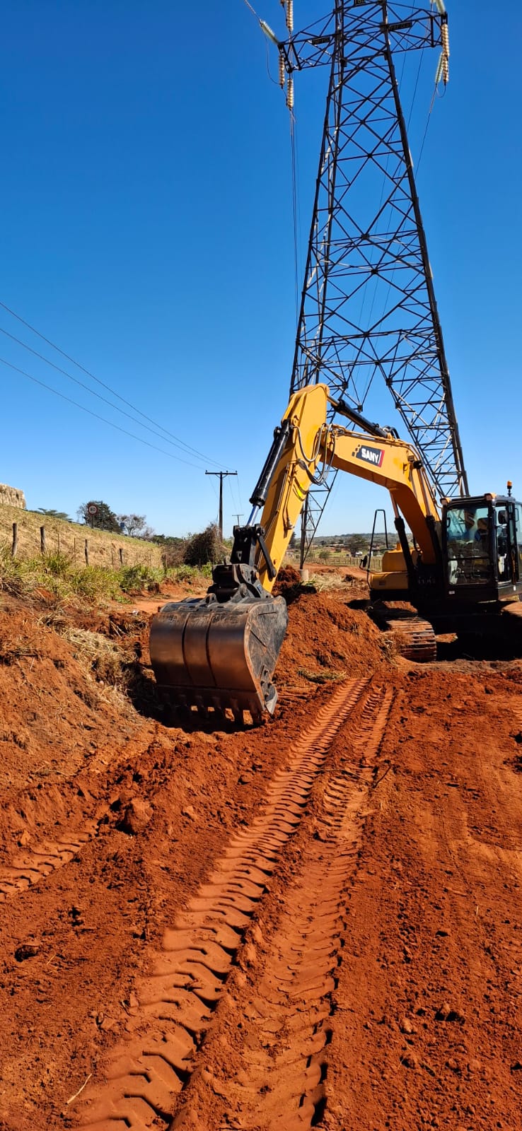 Máquina agrícola atinge rede elétrica e deixa 800 consumidores sem energia em Rancharia
