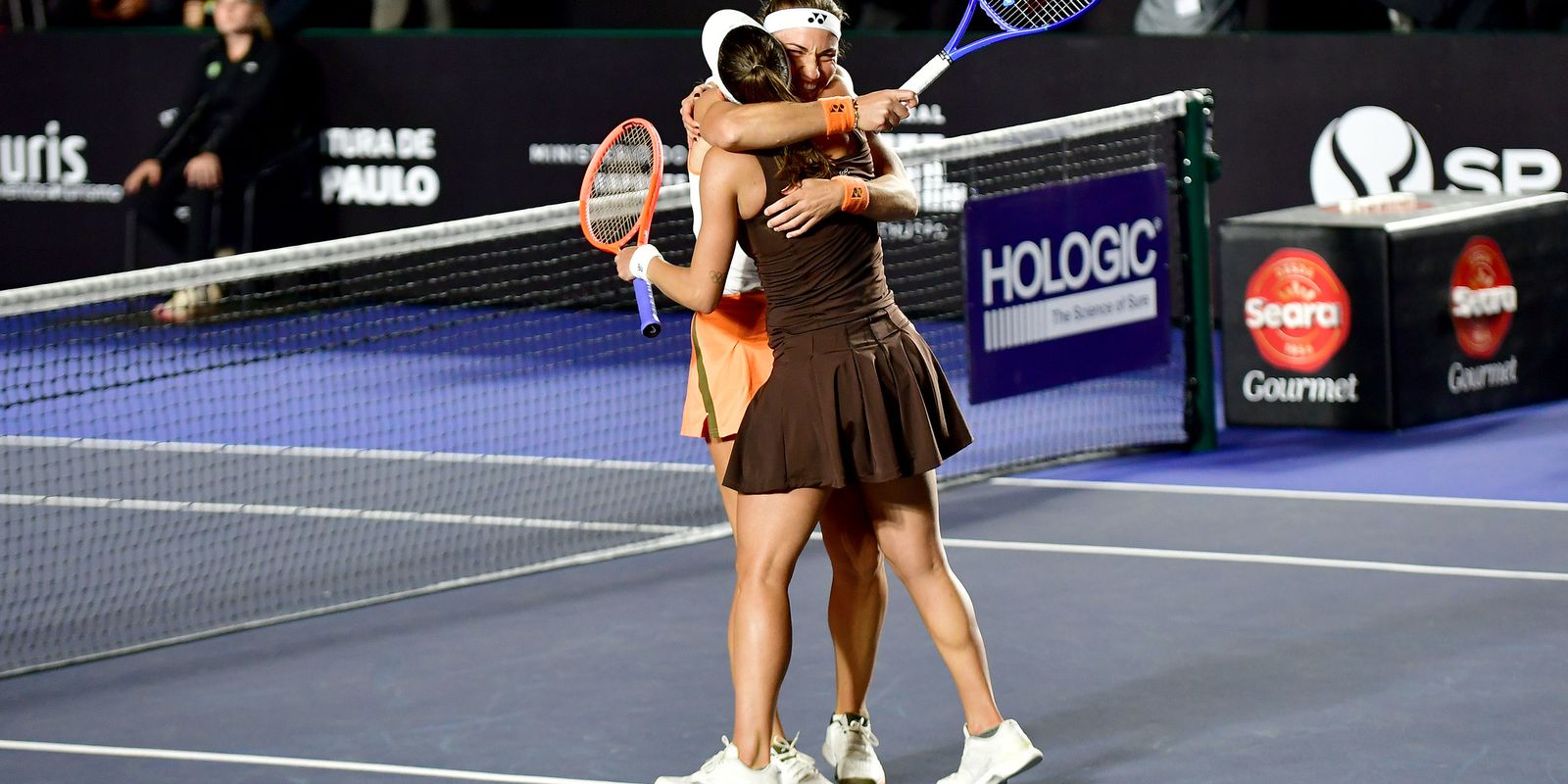 Luisa Stefani e Timea Babos conquistam título de duplas no SP Open