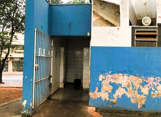 Banheiro público não possui nem porta como mostra a foto; não oferece atendimento a pessoas com deficiências; sanitários e lavatório caóticos