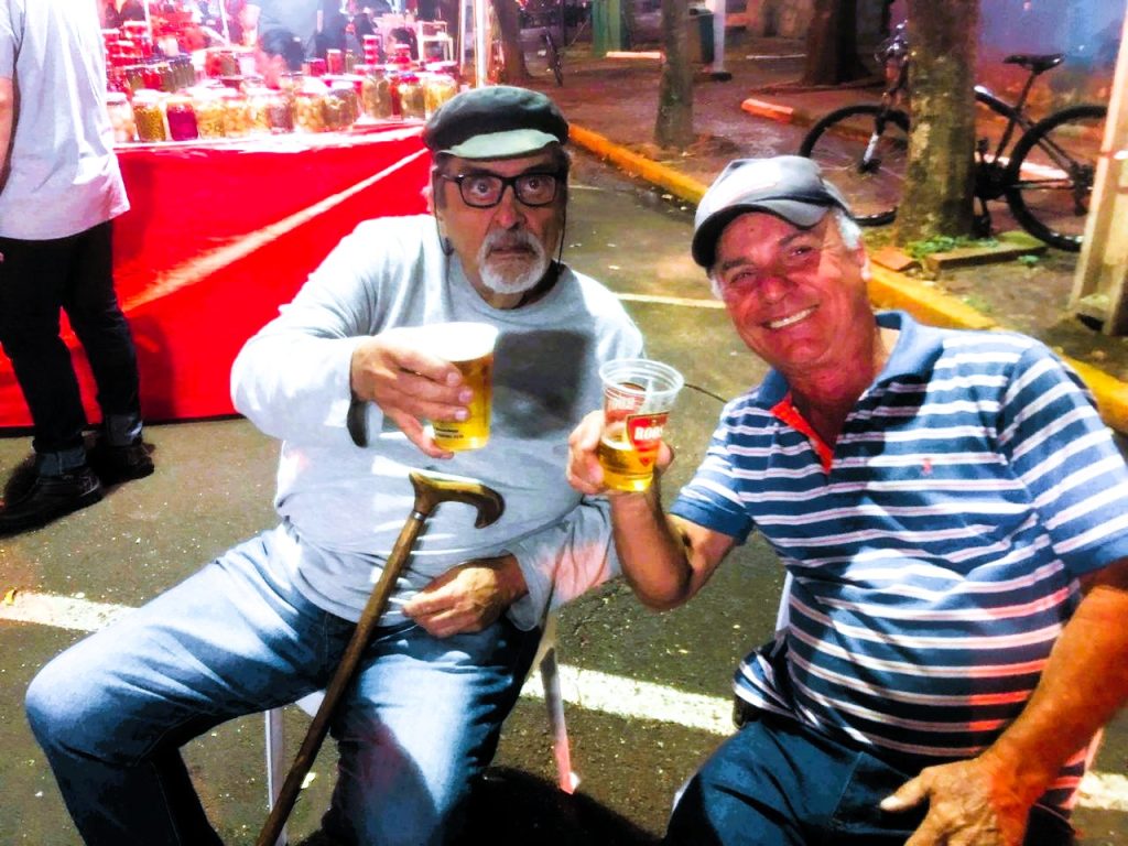 Jornalista Ulisses e o amigo Turibinha, na barraca do Chope