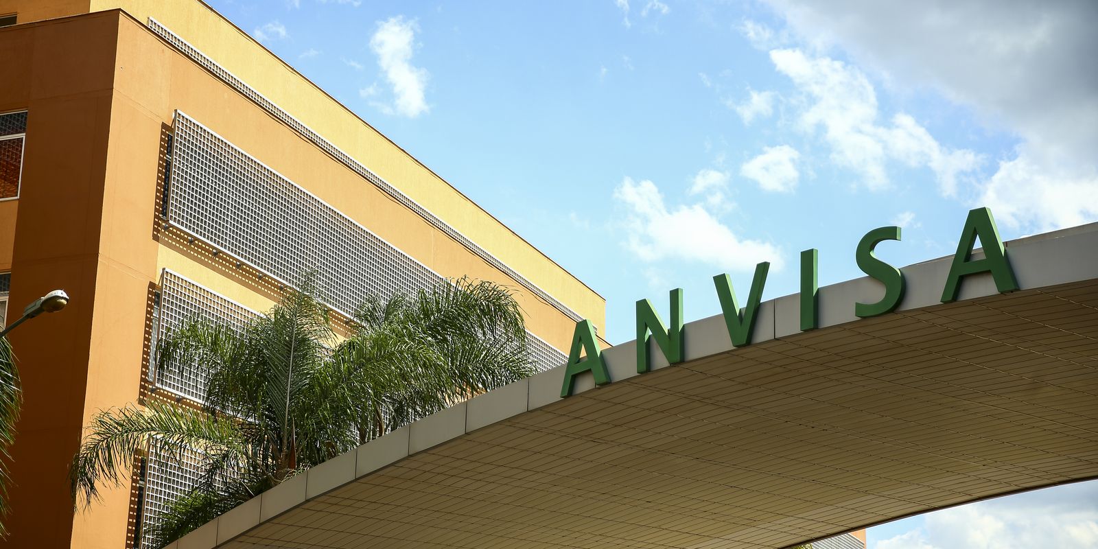 Anvisa proíbe comercialização de perfume e maquiagem capilar