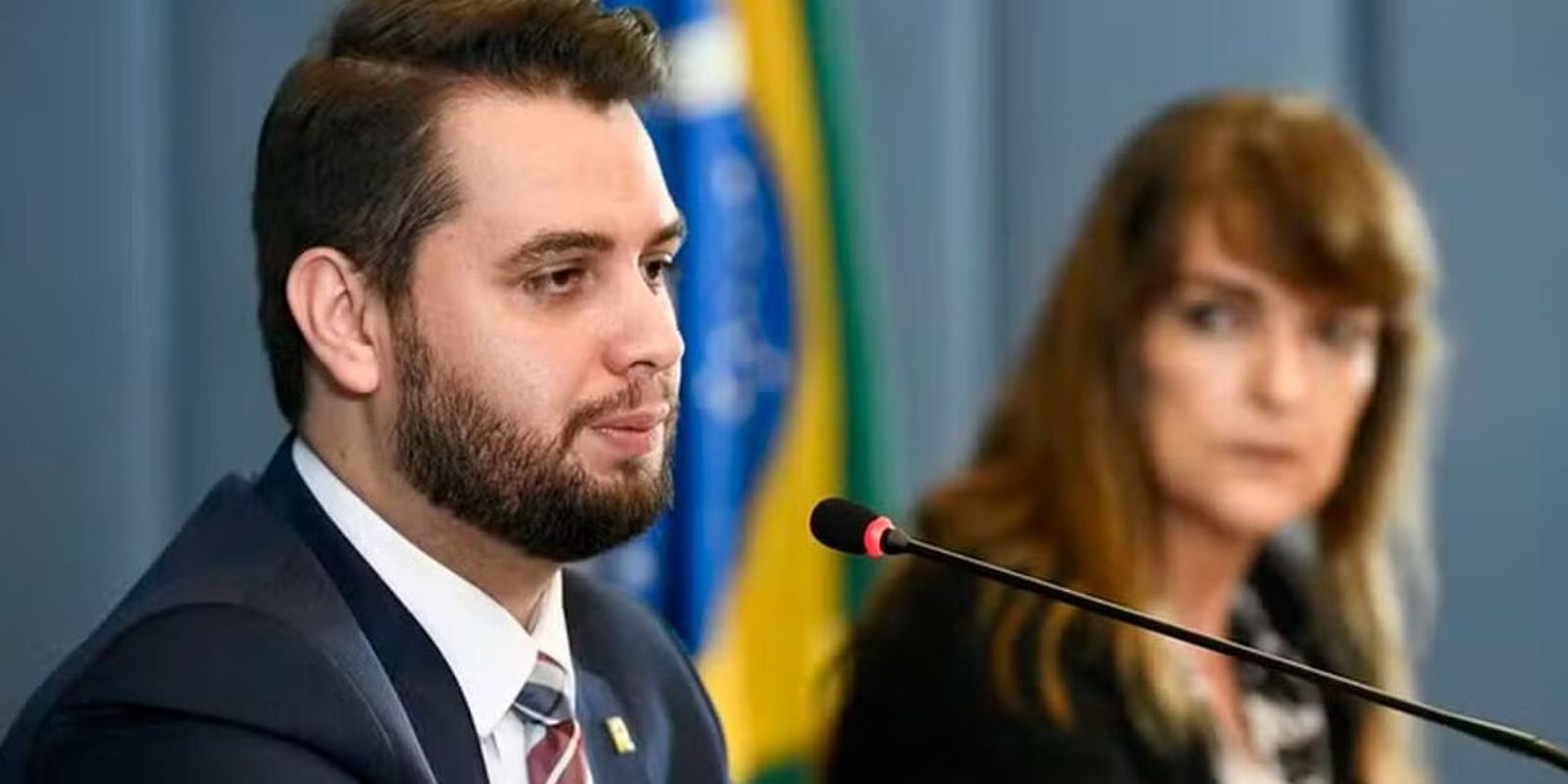 Moraes pede que Filipe Martins explique uso de rede social