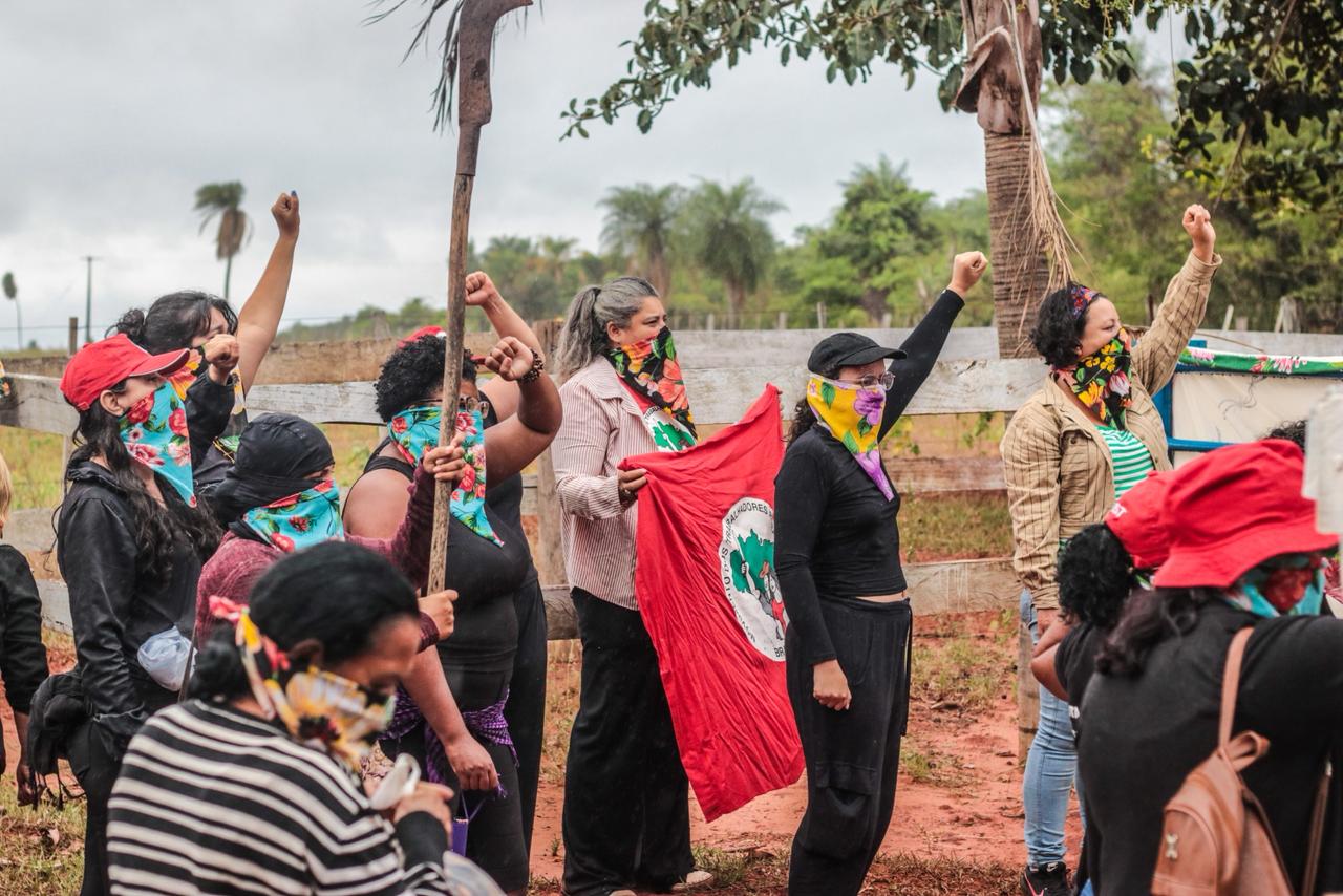 Mulheres sem-terra ocupam fazenda em Presidente Epitácio